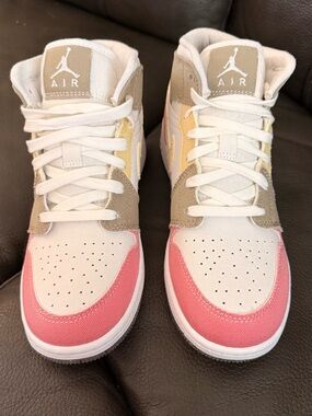 Air Jordan 1 Mid SE Youth size 4.5 Brand New In Box